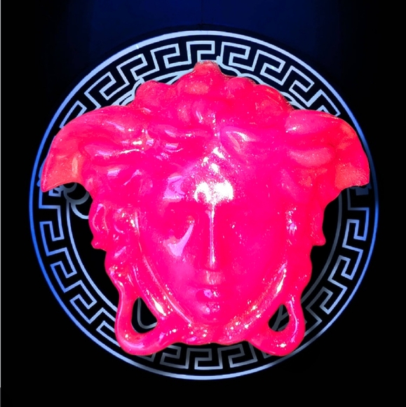 🆕️La Medusa Hot Pink Bag Charm / Keychain with Heart Charm & Pink Tassle - Picture 2 of 16